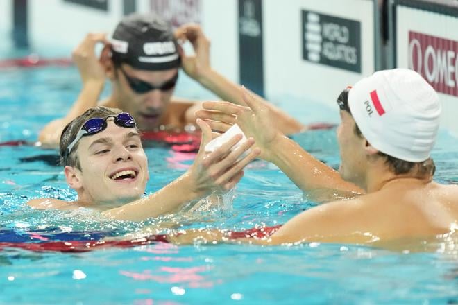 Hubert Kós (vľavo)  sa stal celkovým mužským víťazom Svetového pohára 2025 v krátkom bazéne.