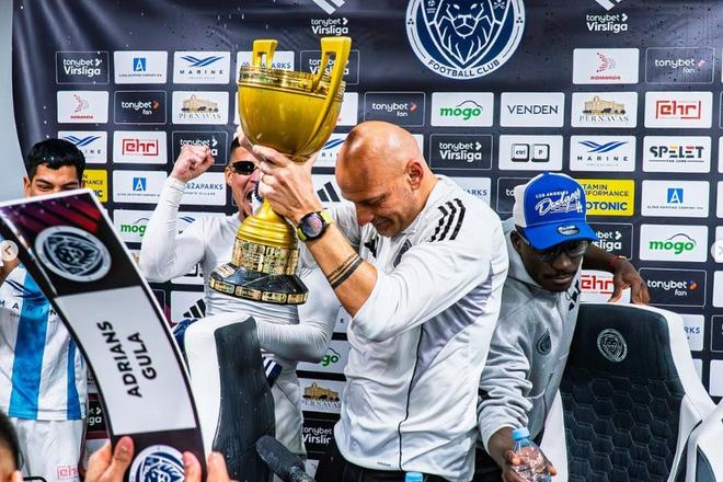 Adrian Guľa sa teší z majstrovskej trofeje v Lotyšsku. "Slovensku robí skvelú reklamu," hodnotí Vladimír Goffa, ktorý tiež vie, ako chutí zisk zahraničného ligového titulu.