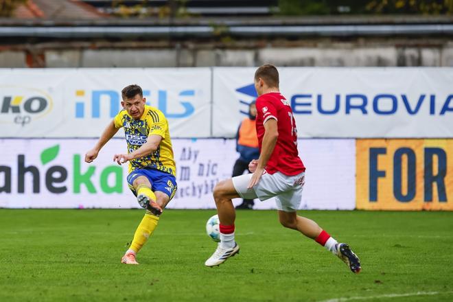 Marian Pišoja strieľa svoj premiérový gól do siete Pardubíc.