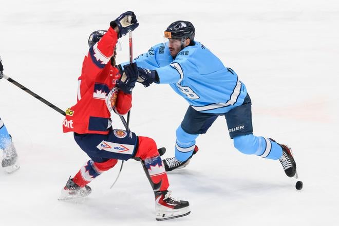 Na snímke zľava  Marek Hecl (Zvolen) a Patrik Bačík (Slovan) počas 15. kola Tipsport ligy HC Slovan Bratislava - HKM Zvolen.