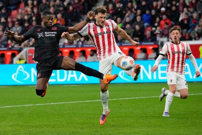 Christian Kofane z Leverkusenu (vľavo) a Maximilian Eggestein z Freiburgu bojujú o loptu počas zápasu nemeckej Bundesligy medzi Bayerom Leverkusen a SC Freiburg.