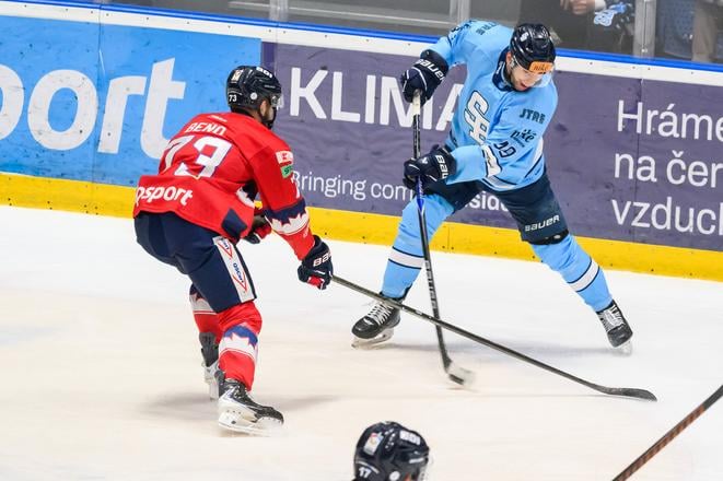 Na snímke zľava Michal Beňo (Zvolen) a Samuel Takáč (Slovan) počas 15. kola Tipsport ligy HC Slovan Bratislava - HKM Zvolen v Bratislave 26. októbra 2025.