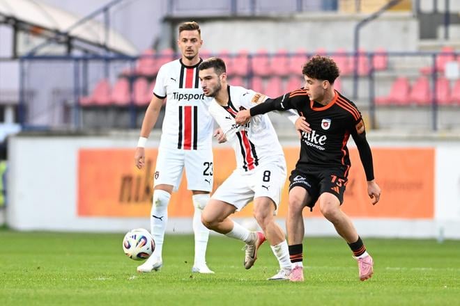 Na snímke zľava hráči Trnavy Filip Twardzik, Giorgi Moistsrapishvili a hráč Ružomberka Martin Bačík počas zápasu 12. kola Niké ligy medzi MFK Ružomberok a FC Spartak Trnava v Ružomberku v nedeľu 26. októbra 2025.