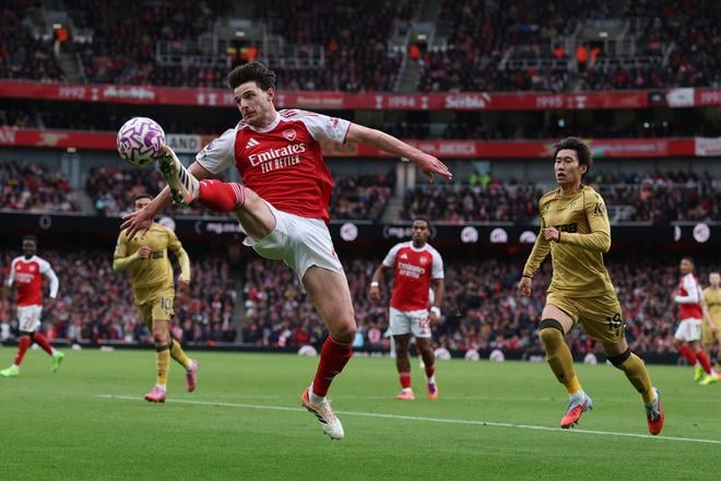 Viktor Gyoekeres (uprostred) z Arsenalu si spracováva loptu v zápase proti  Crystal Palace.