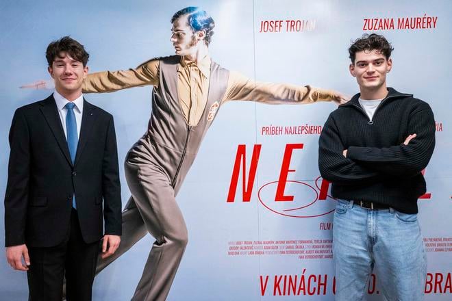 Slovenský krasokorčuliar Adam Hagara (vľavo) a herec Josef Trojan ktorí spolu stvárnili postavu Ondreja Nepelu vo filme Nepela, pózujú pri banneri počas premiéry v Bratislave.