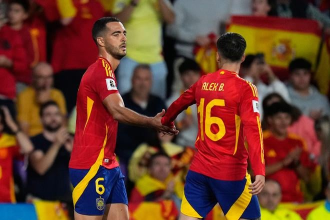 Alex Baena (vpravo v reprezentačnom drese Španielska s Mikelom Merinom) strelil druhý gól Atlética na trávniku Betisu Sevilla.