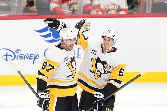 Sidney Crosby (vľavo) oslavuje gól s Rickardom Rakellom.
