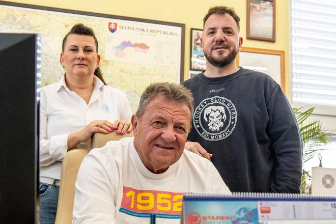 Marián Ďurovkin (vpredu), jeho manželka Zuzana (vľavo) a syn Marek 24. októbra v sídle rodinnej firmy v Nitre počas rozhovoru pre Denník Šport o podpore ľadového hokeja v HK Nitra.