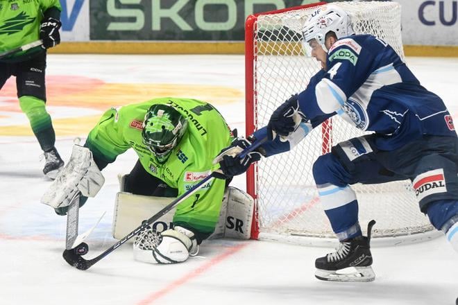 Archívna fotografia - Zľava Connor Lacouvée (Žilina) a Jaedon Descheneau (Nitra).