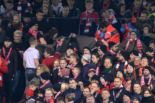 Zdravotníci zasahujú v sektore fanúšikov Cottbusu počas zápasu 2. kola Nemeckého pohára FC Energie Cottbus - RB Lipsko  v Cottbuse 28. októbra 2025.