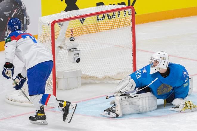 Slovenský útočník Libor Hudáček premieňa samostatný nájazd,proti Kazachstanu na MS v lotyšskej Rige, v máji 2023.