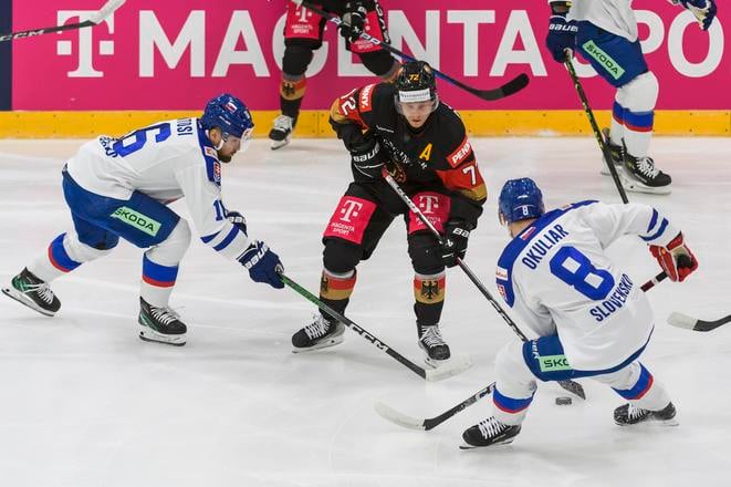 Dominik Kahun (v strede, v úsboji s Róbertom Lantošim a Oliverom Okuliarom počas vlaňajšieho prípravného zápasu) bude jediným legionárom Nemecka na Nemeckom pohári.