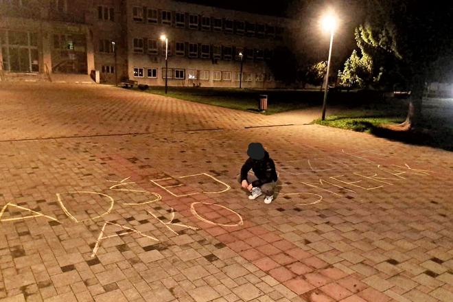 Dostala pokutu za protivládne heslo. Kresliť nápisy kriedou je ako nechať práčku v lese, tvrdili na stanici
