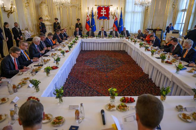 Nerezidentní veľvyslanci odovzdali prezidentovi poverovacie listiny