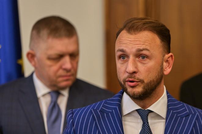 Ranný brífing: Už aj Šutaj Eštok odmieta Ficove bludy, šéf SIS má v majetkoch zmenu