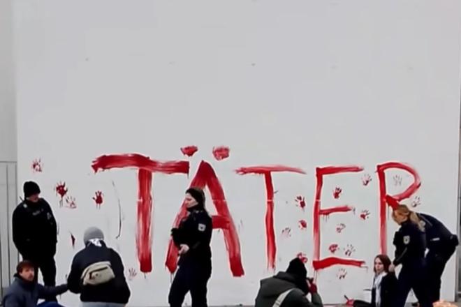 Propalestínski aktivisti namaľovali na úrad nemeckého kancelára slovo „páchateľ“