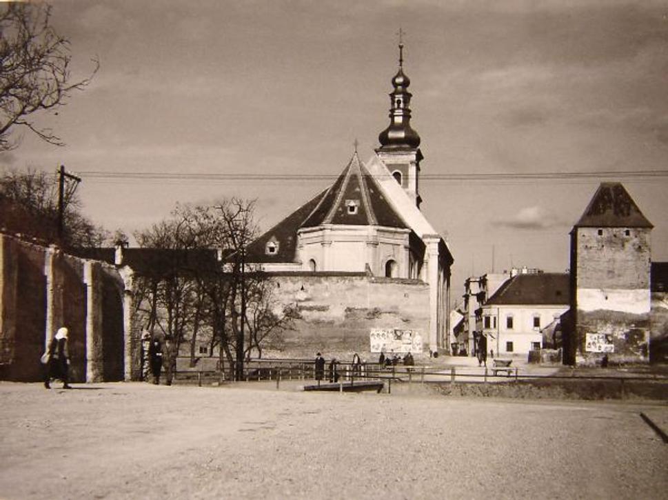 Stavba brány v tridsiatych rokoch