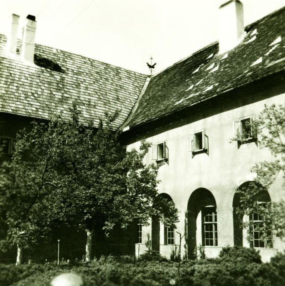 Nádvorie františkánskeho kláštora, 1949