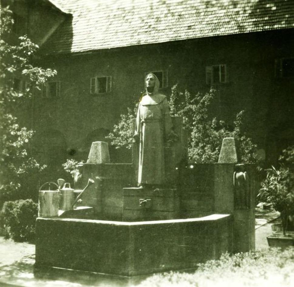 Druhé nádvorie františkánskeho kláštora so sochou sv. Františka, 1949