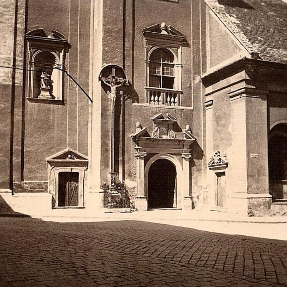 Vstup do kostola v roku 1948