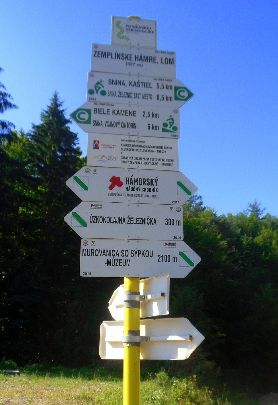 Rázcestník Zemplínske Hámre - Lom (427 m), v blízkosti Turistického informačného centra
