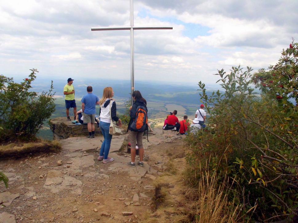 Na Veľkom Sninskom kameni je umiestnený aj jednoduchý kovový kríž, pod ním je umiestnená kronika, do ktorej sa môžete pri návšteve tohto miesta zapísať