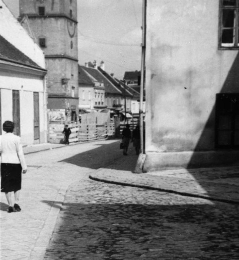 Zbúraný dom na rohu Divadelnej ulice a námestia (Szekeresov), okolo roku 1943-44