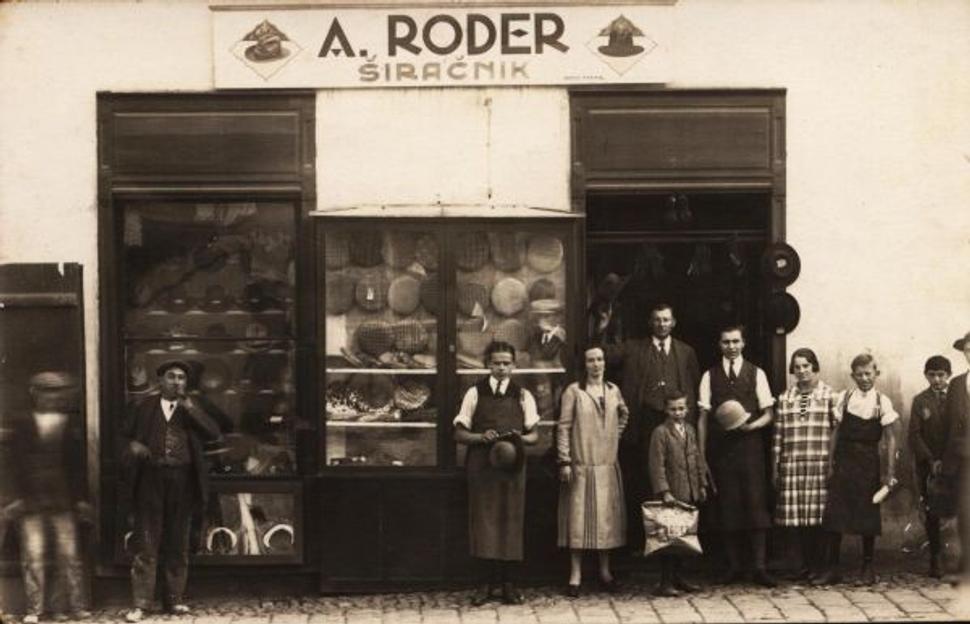 Obchod klobučníka Andelína Rodera, okolo r. 1930