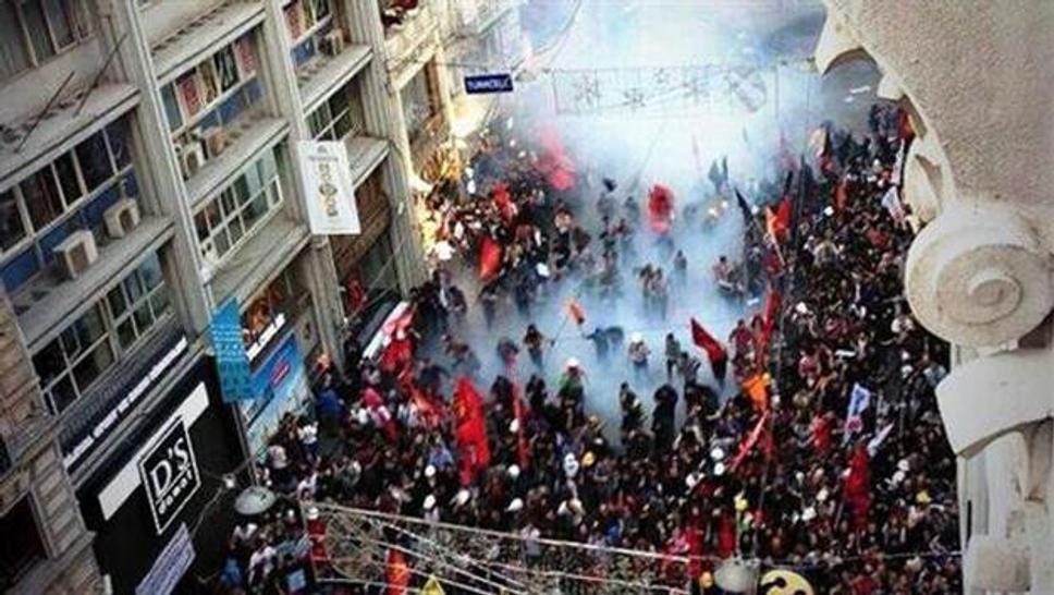 Slzotvorný plyn na najfrekventovanejšej ulici Istanbulu bol odpoveďou polície na zhromaždenie na podporu obyvateľov v Some.