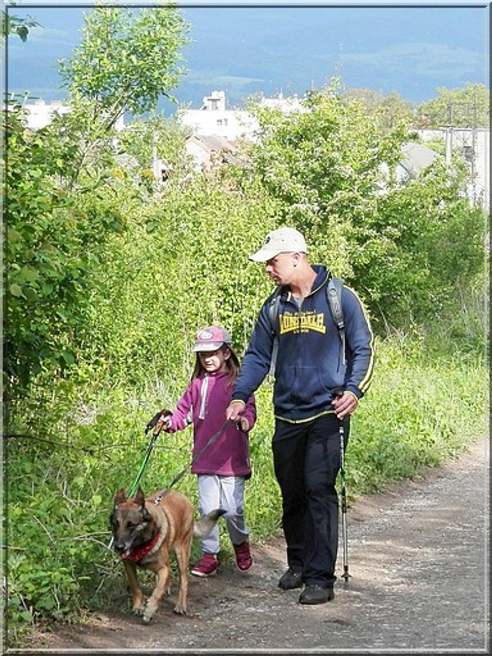 Všimnite si toto dievčatko so psíkom a oteckom. Predpokladal som, že sa prejdú tých 5 km