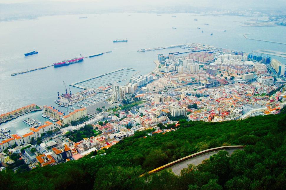 Pohľad na mesto Gibraltar a letisko v pozadí