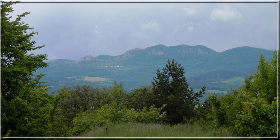 Tam na druhej strane Považia Biele Karpaty s Vršatcom a dedinkou Vršatské Podhradie