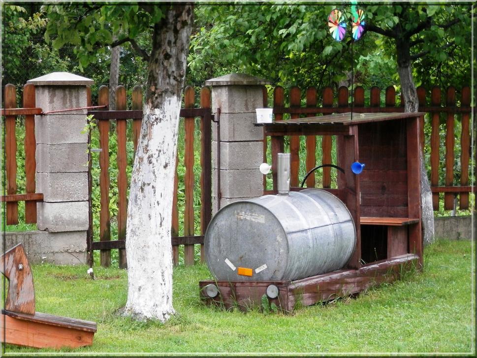 Do odchodu vlaku času, prešiel som sa po dedine.