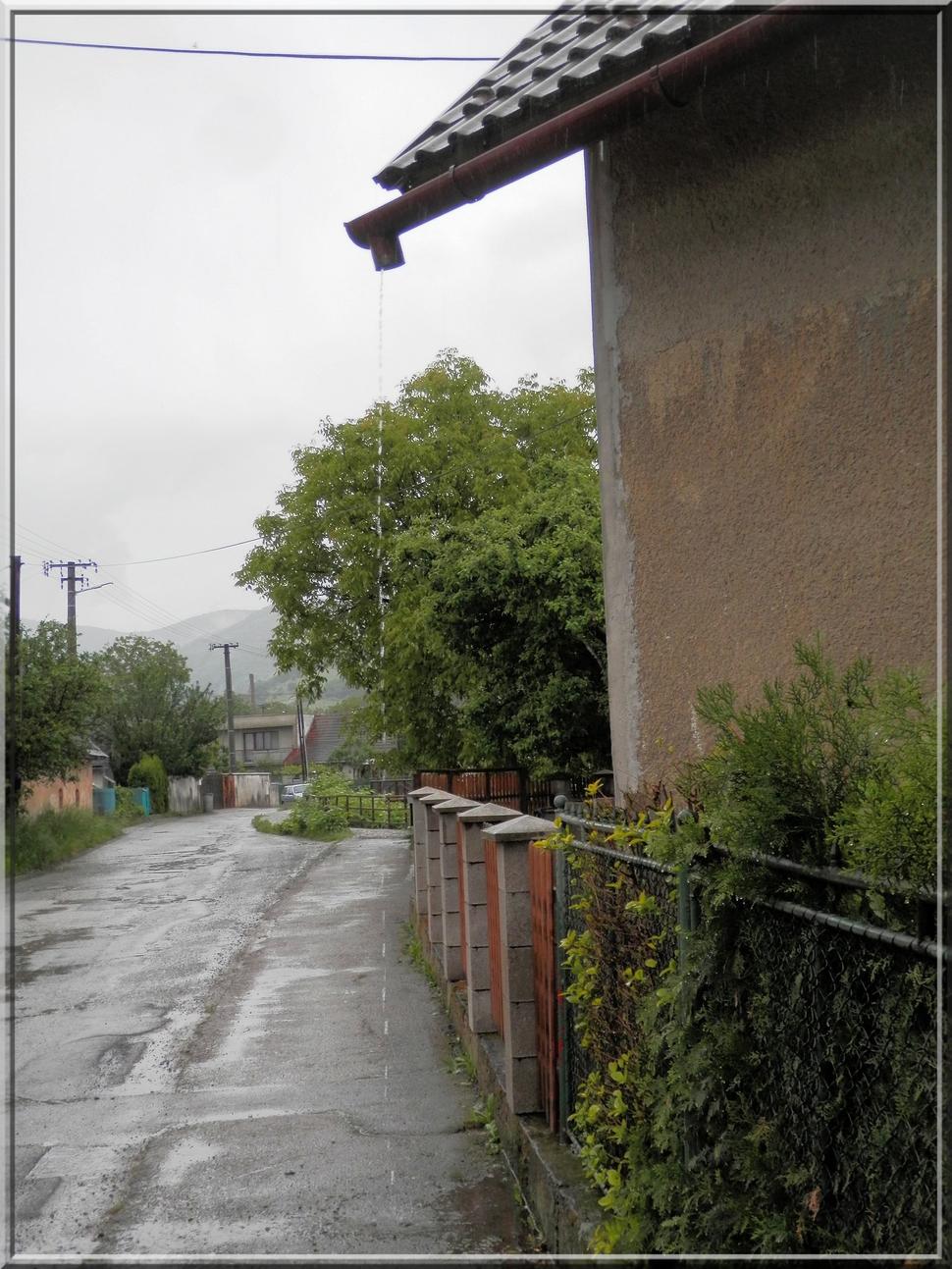 Ako tak cúvam po chodníku na lepšie miesto na fotku, zrazu som mal plno vody za golierom z tohoto odkvapu, ústiaceho na chodník