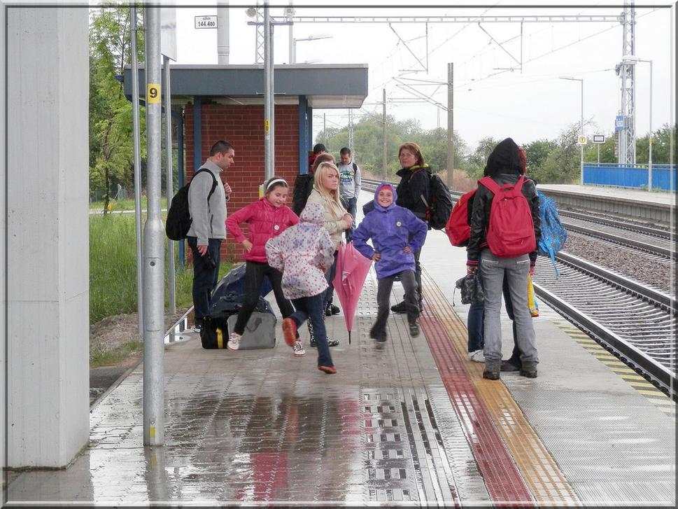 Veselá partia dievčeniec po 10 km si čas do odchodu vlaku krátila tancom