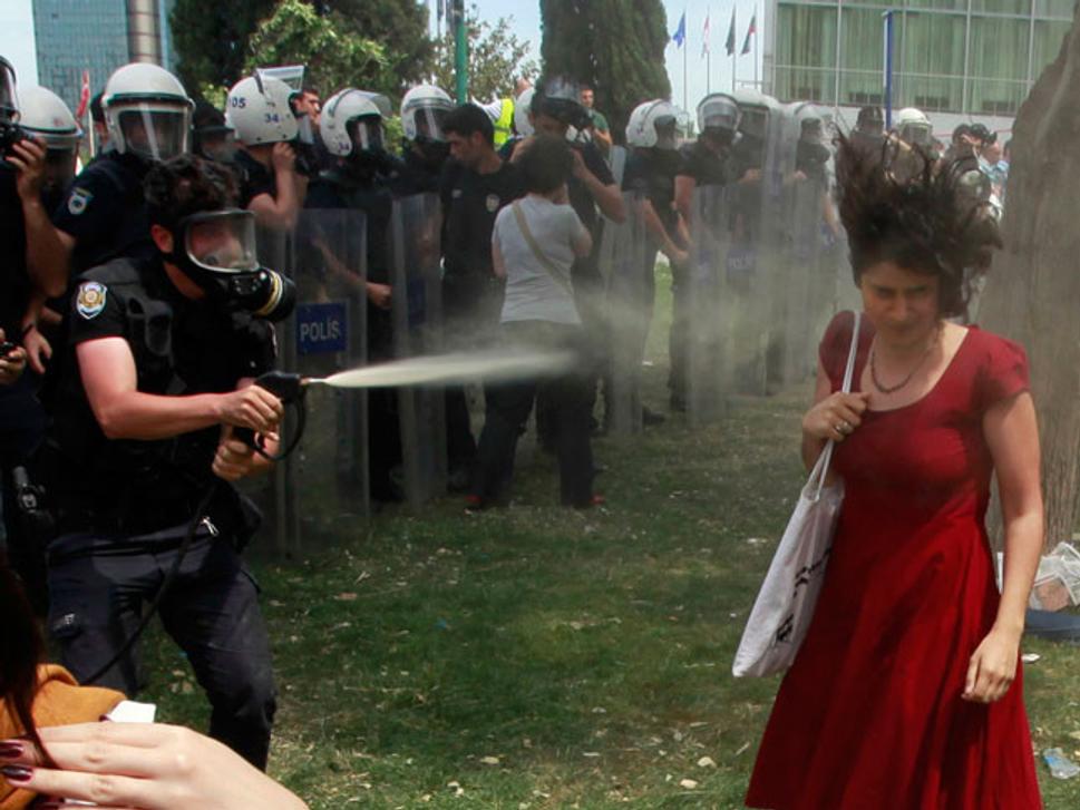 Najznámejší obrázok tureckých protestov z leta 2013.