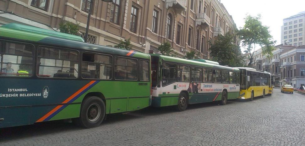 Stovky štátnych autobusov priviezli do Istanbulu na výročie začiatku Gezi protestov 25 000 policajtov.
