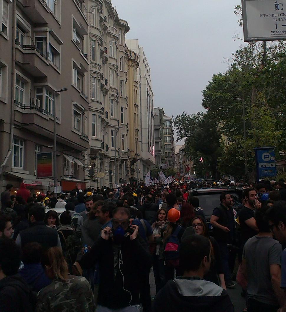 Niekoľko stoviek prevažne mladých postupovala z časti Besiktas smerom na Taksim. Polícia ich rozohnala v priebehu nasledujúcich piatich minút.