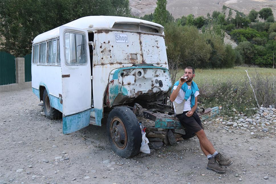 Obchod v rozpadnutom autobuse a konečne chladné pivko