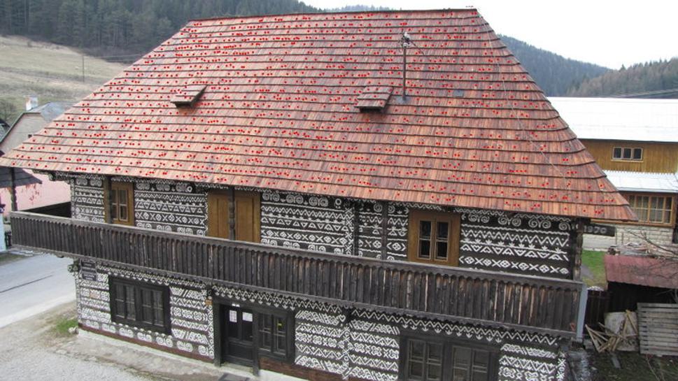 Strecha Radenovho domu v Čičmanoch. Červenými bodkami sú označené hrčaté šindle.