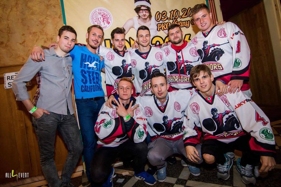 Časť tímu hokejového klubu UNIPO WARRIORS