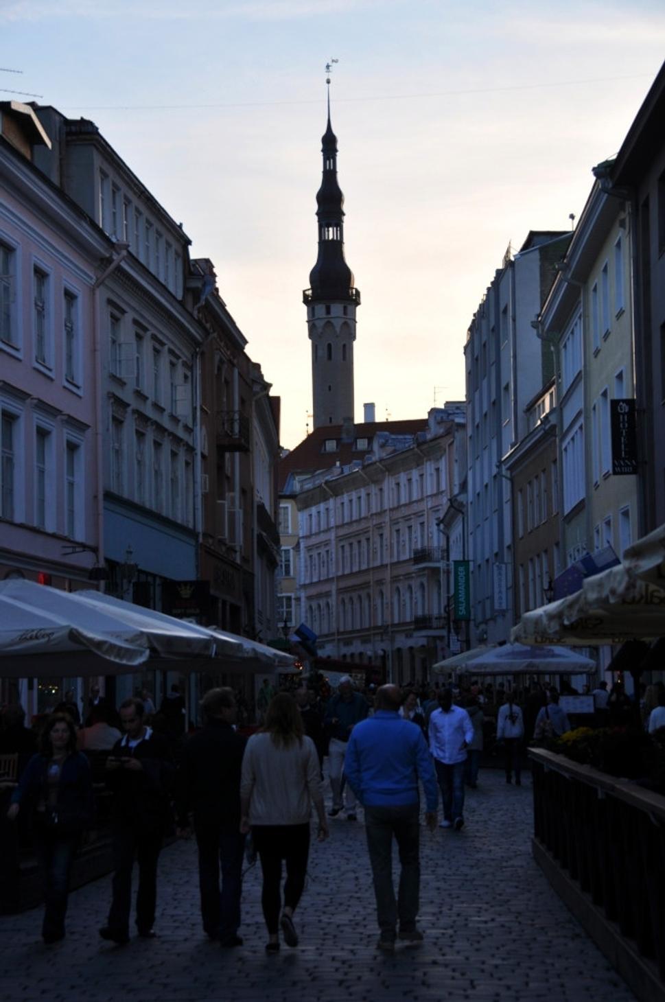 Slnko nad Tallinnom pomaly zapadá