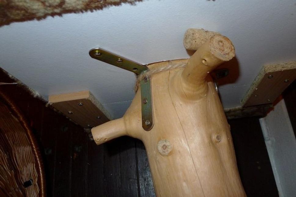 Detail ukotvenia poličky