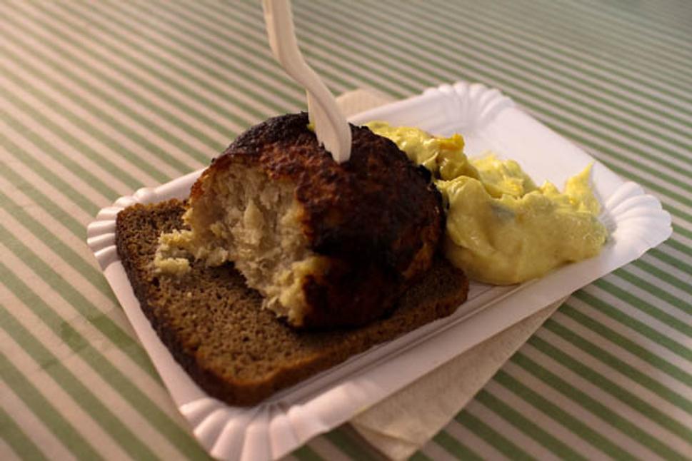 Typický dánsky fishcake na tmavom toaste so šalátom z nakladanej zeleniny