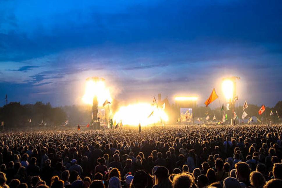 Orange stage počas koncertu Acrtic Monkeys