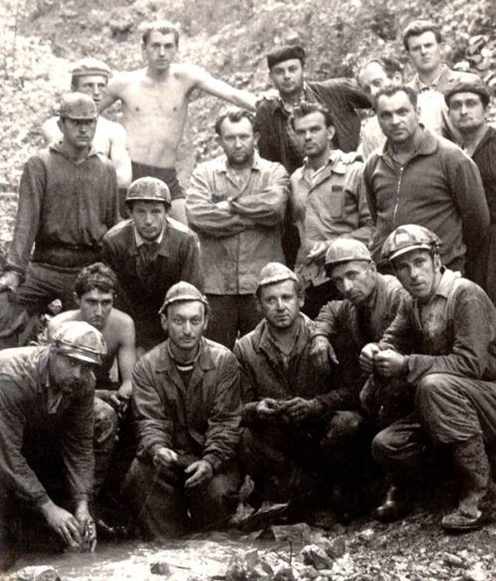 Objavitelia jaskyne. Horný rad: ? Š. Óváry,?,?,?. Druhý rad: L. Szántó, T. Borzovič, Š. Ivanec, F. Szarka, L. Herényi, O. Gotthard. Dolný rad: L. Zagiba, ?, Š. Roda, V. Zabari, J. Gebe , O. Takáč