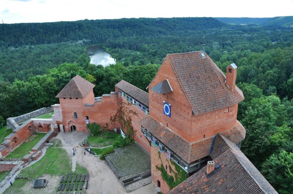 Stredoveký hrad pri pohľade z veže