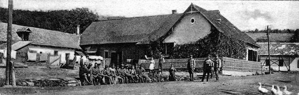 Čs. vojaci pred krčmou v strede obce Lovinobaňa počas bojov s maďarskými boľševikmi. (Zbierka Miroslav Peťko)