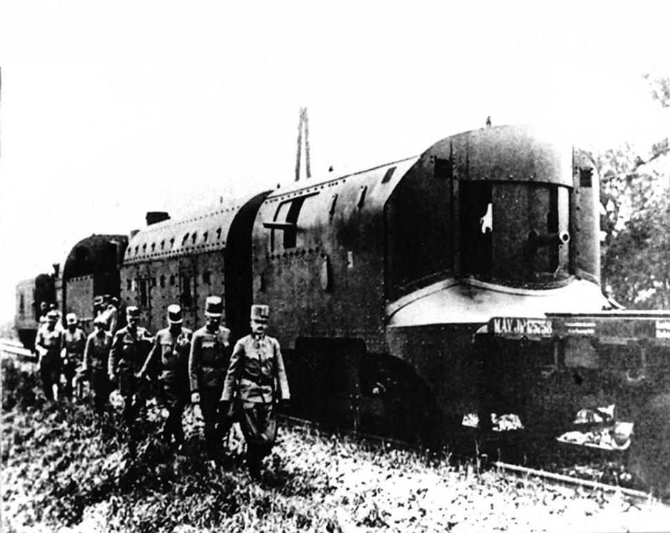 Rakúsky cisár a uhorský kráľ Karol I. pri prehliadke pancierového vlaku č. II v roku 1917. Tento pancierový vlak v roku 1918 získala rodiaca sa česko-slovenská armáda, ktorá ho na začiatku júna 1919 ako pancierový vlak č. 1 nasadila proti maďarským boľševikom na trati Lučenec - Lovinobaňa - Kriváň - Zvolen. (Zbierka Pavla Mičianika)