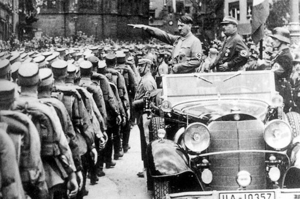 Adolf Hitler so spolustraníkom Ernstom Röhmom v roku 1933, rok predtým ako ho osobne dal zastreliť.